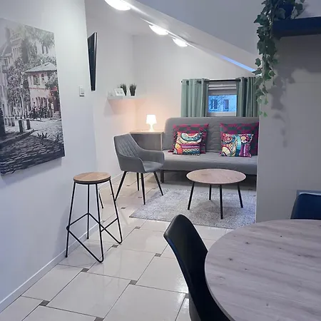 Apartamenty i pokoje z prywatną łazienką Willa Bielany-2